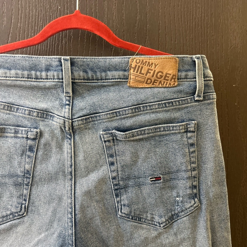 Tommy ripped jeans